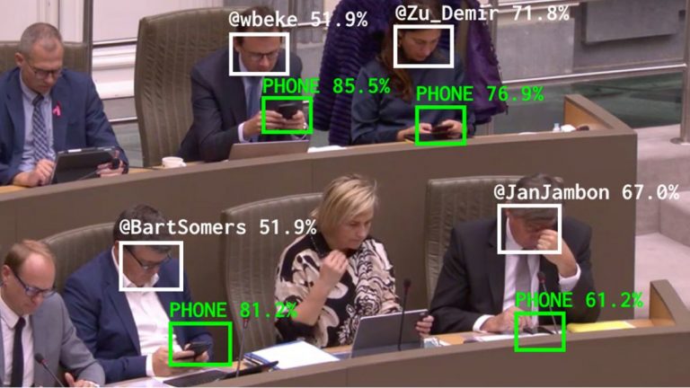 Bot usa inteligência artificial que aponta políticos distraídos no celular | Inteligência Artificial