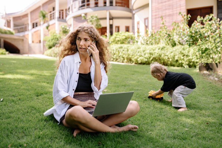 Plataforma ajuda profissionais mães a encontrar trabalho freelancer