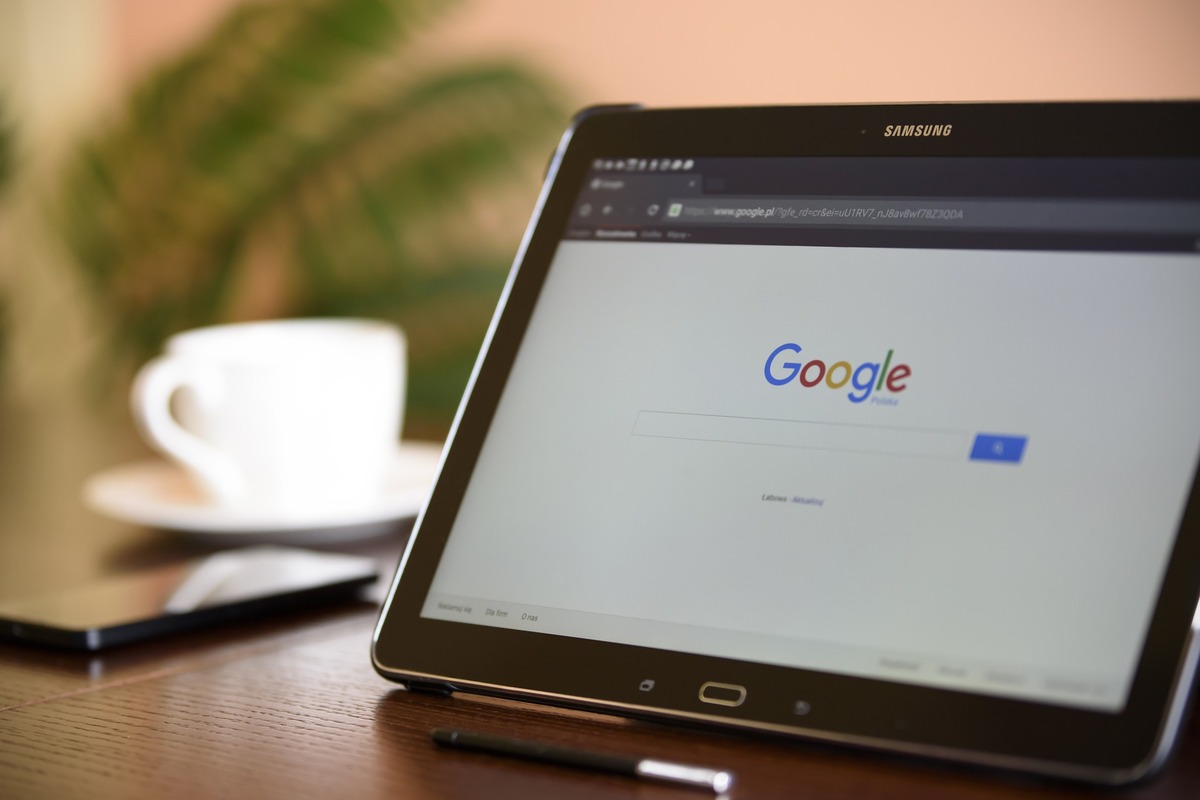 Imagem de uma tela de notebook com o buscador do Google na tela principal