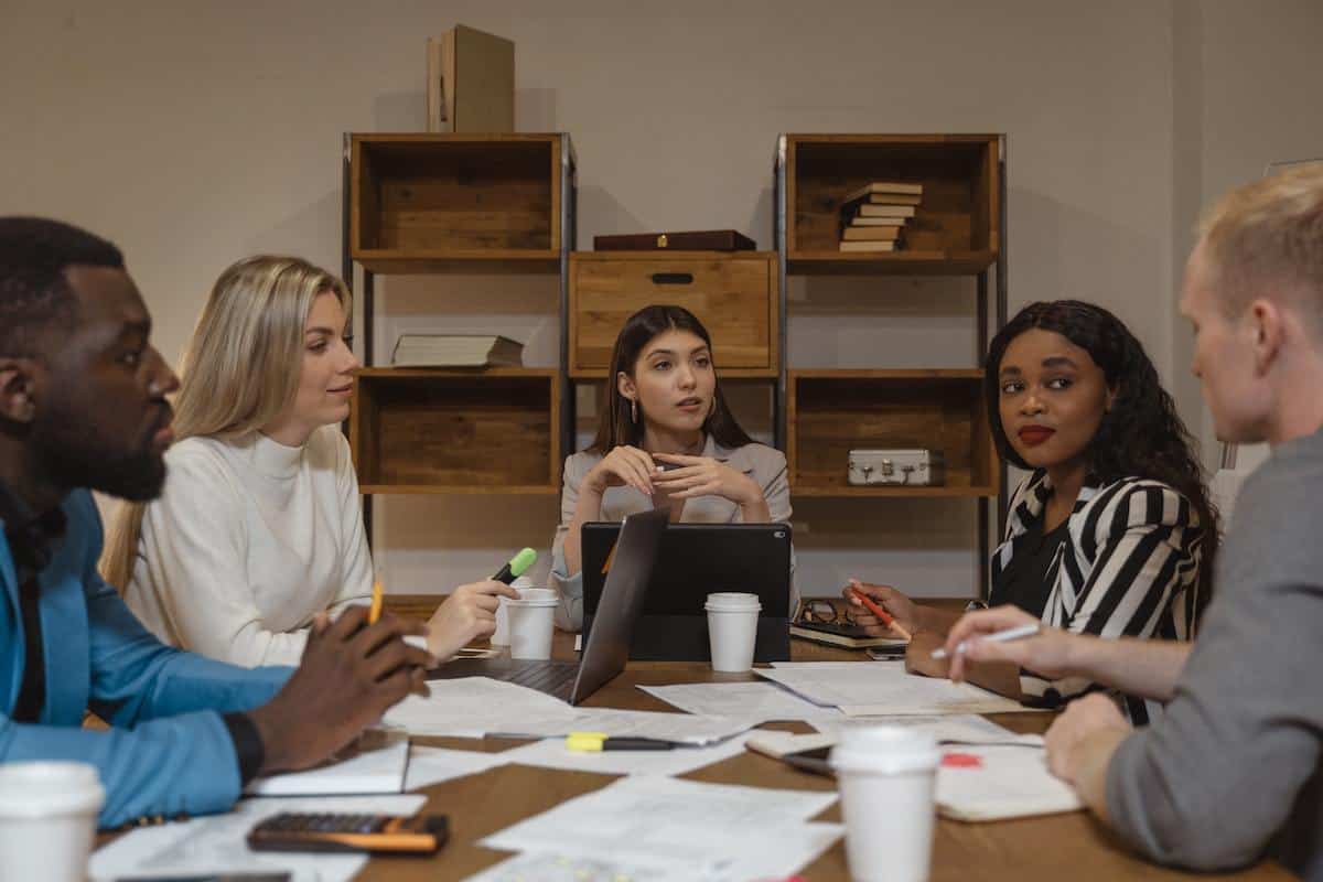mulheres em uma mesa de reunião, conversando