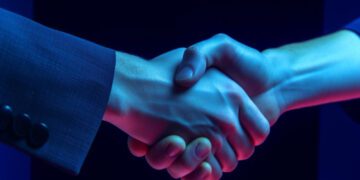 Aperto de mãos celebrando um contrato de vesting