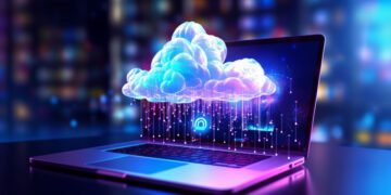 Foto um laptop e uma nuvem saindo da tela, fazendo alusão a Computação em Nuvem