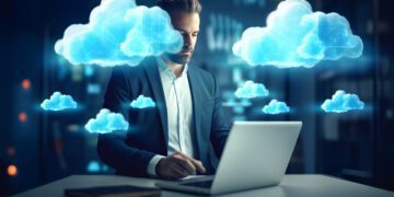 Empresário usando uma solução em nuvem para desenvolver um MVP