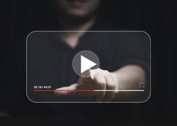 Um homem clicando no botão Play em uma janela de vídeo flutuante
