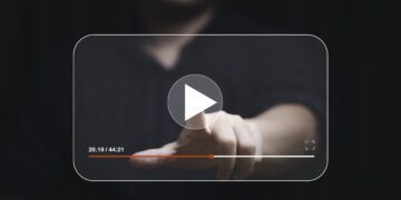 Um homem clicando no botão Play em uma janela de vídeo flutuante