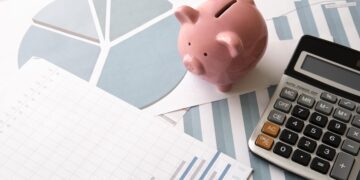 Planilhas sobre a mesa que ressaltam a importância de um BPO Financeiro