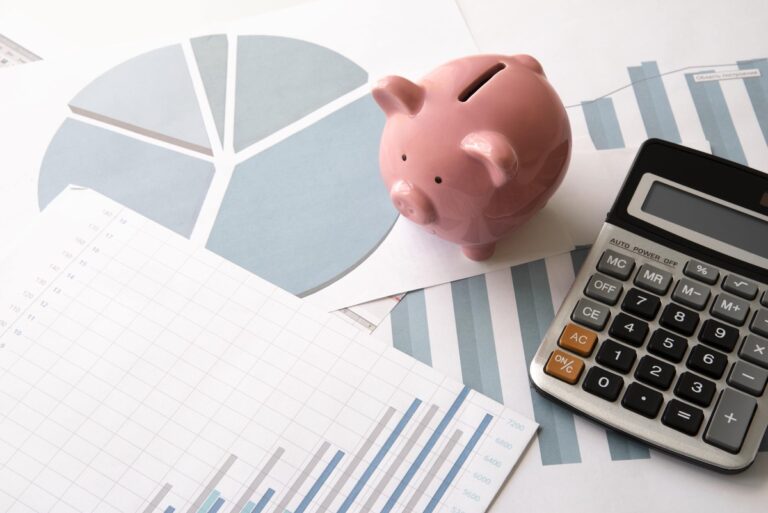 Planilhas sobre a mesa que ressaltam a importância de um BPO Financeiro
