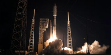 Foguete Atlas V 551 da ULA parte do Cabo Canaveral na missão LA-08 do Amazon Leo em 2 de julho de 2026, levando 29 satélites à órbita baixa.