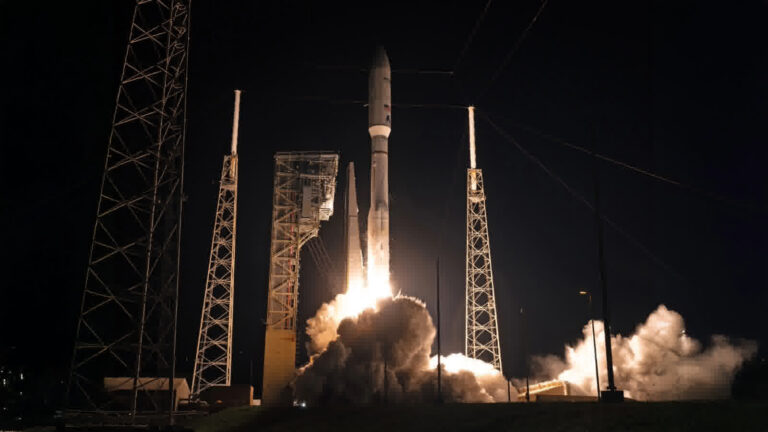 Foguete Atlas V 551 da ULA parte do Cabo Canaveral na missão LA-08 do Amazon Leo em 2 de julho de 2026, levando 29 satélites à órbita baixa.