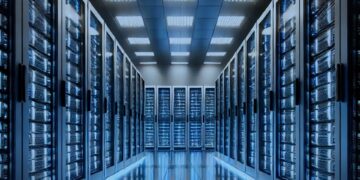Datacenter corredor de racks com LEDs azuis, paleta azul-marinho e ciano — capa do caso JadePuffer (Sysdig, junho 2026). Imagem: DALL·E 2025-01-31 / Wikimedia Commons (CC BY-SA 4.0).