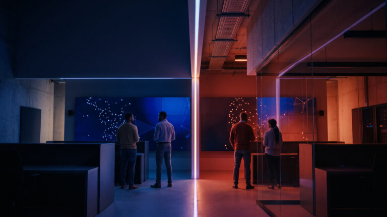 Centro de operações de defesa cibernética dividido entre zonas azul e vermelha de acesso controlado.