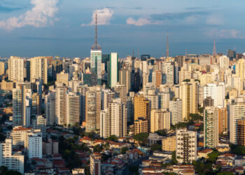 OpenAI anuncia escritório em São Paulo e amplia atuação no Brasil 31 Vista aérea do skyline de São Paulo, cidade escolhida para o escritório da OpenAI no Brasil