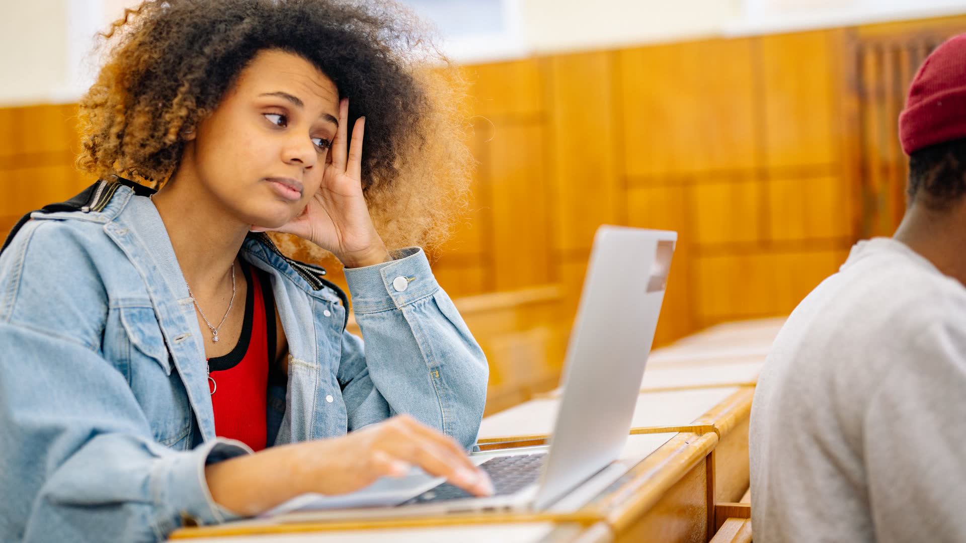 Estudante universitária usando notebook em sala de aula