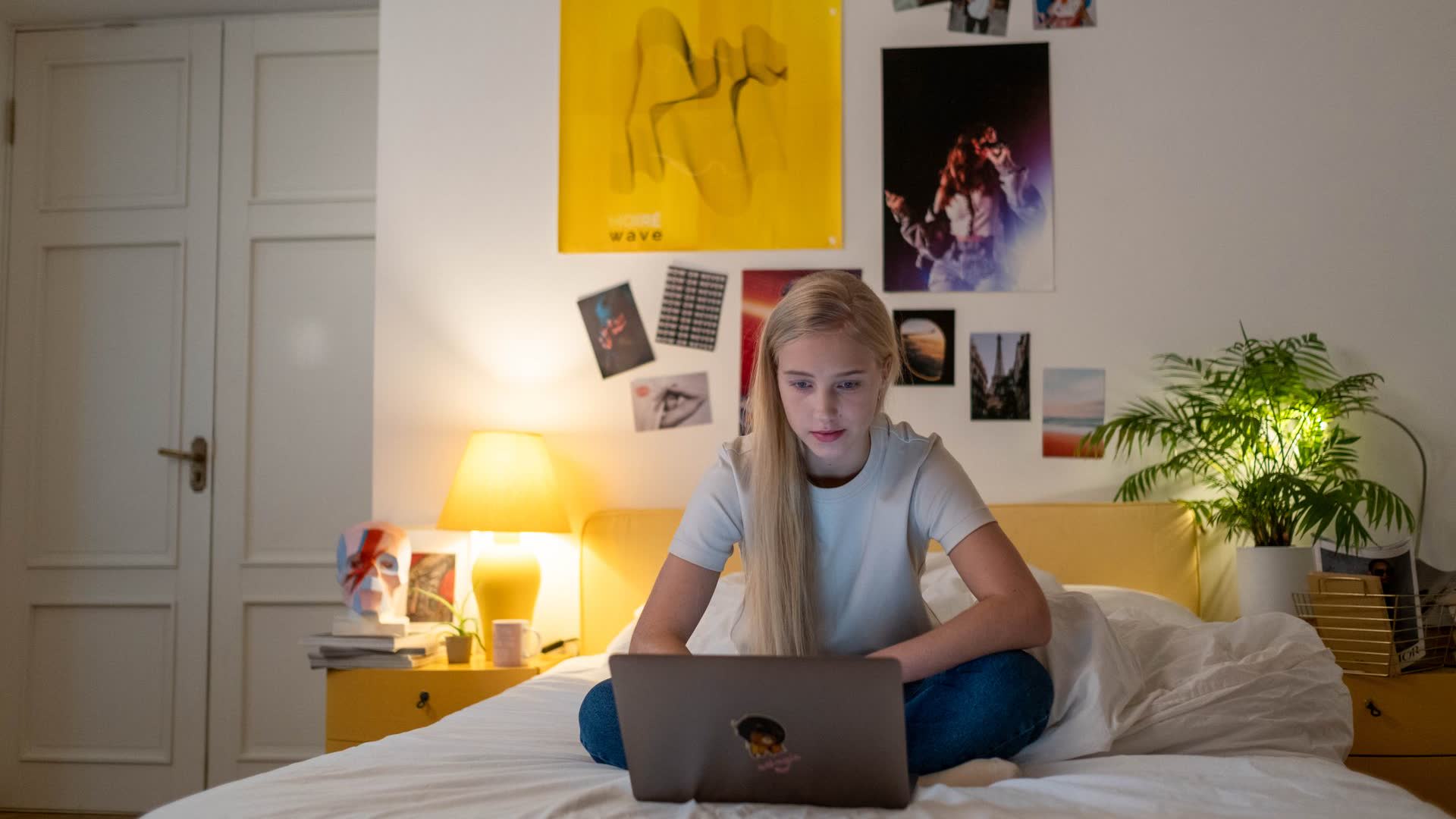 Adolescente estudando em casa com laptop