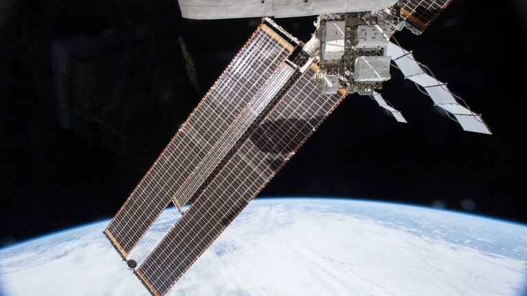 Painéis solares e radiadores em estrutura orbital, referência visual para o Projeto Suncatcher