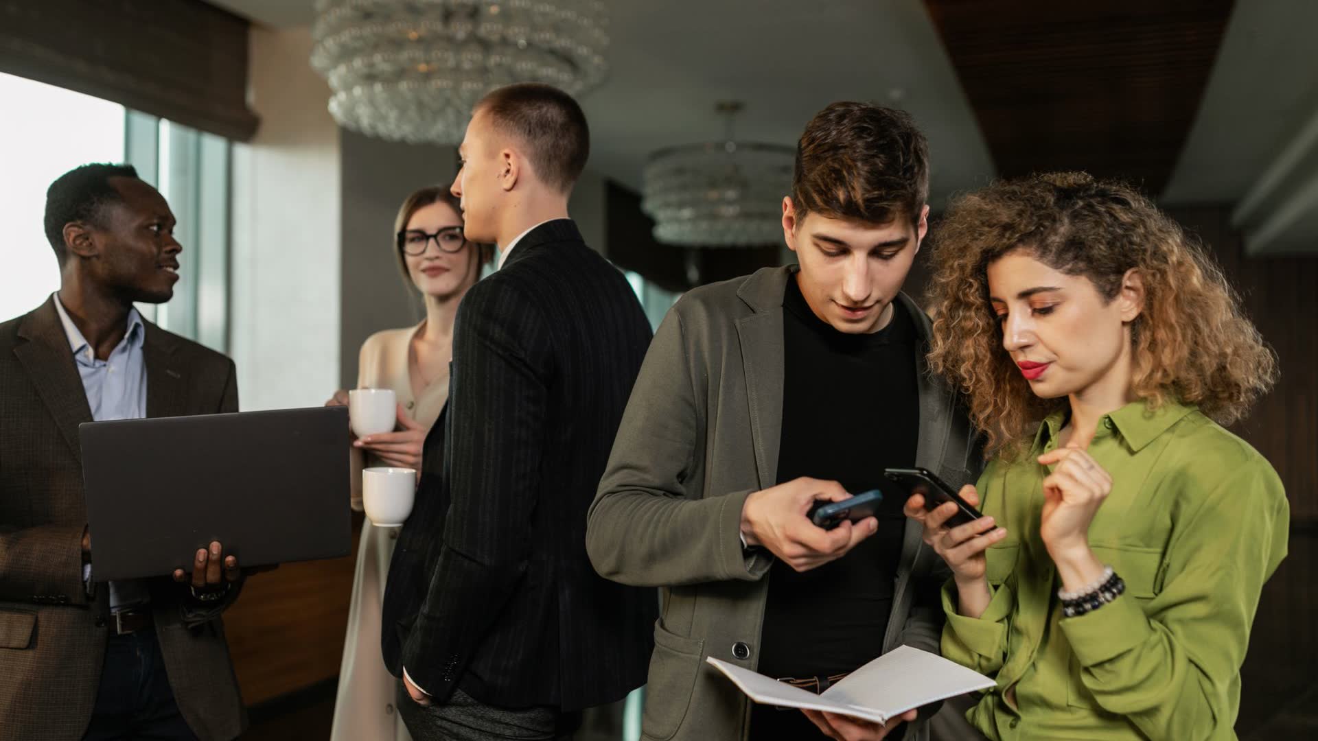 Jovens e profissionais conversam em ambiente de evento