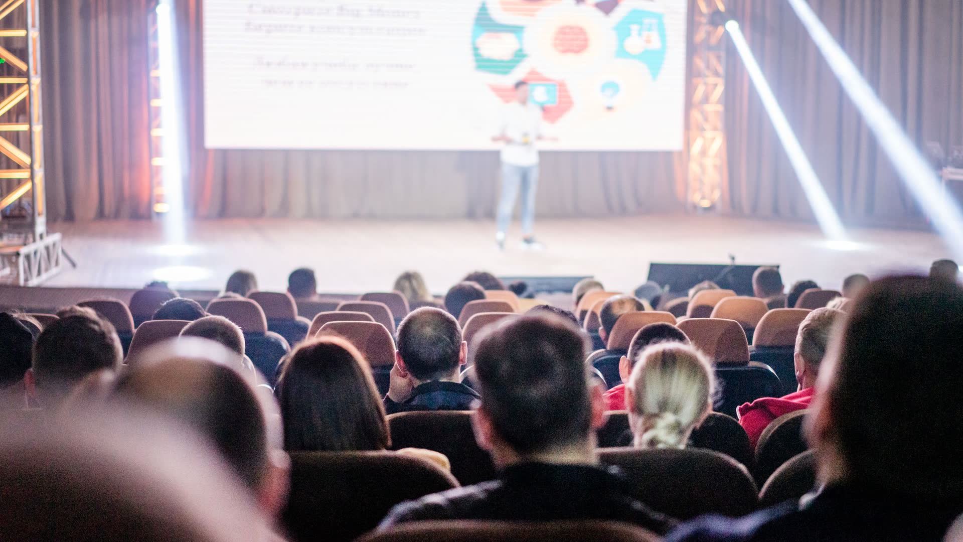 Plateia acompanha painel em conferência de tecnologia