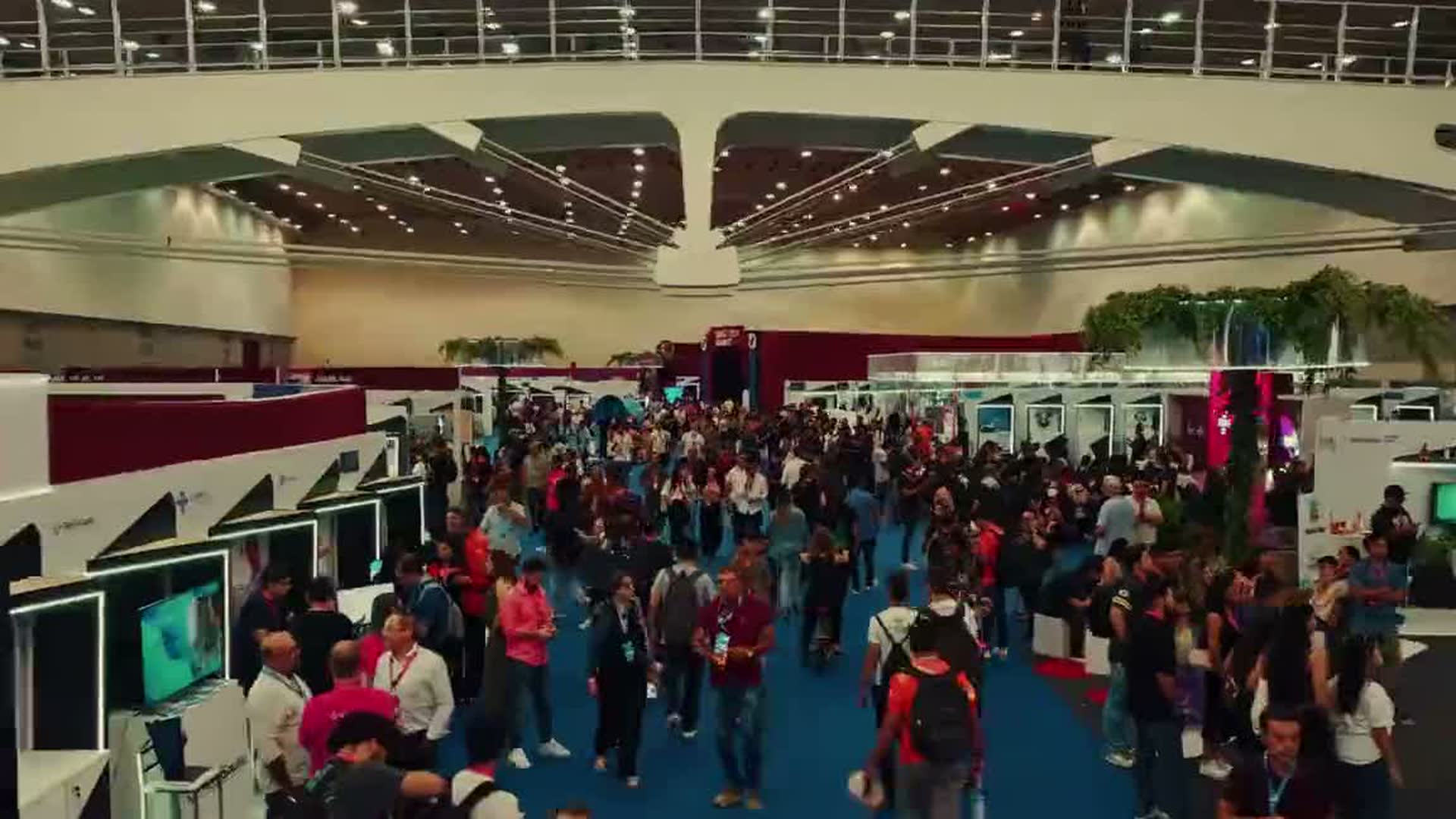 Público circula pela feira de startups do Siará Tech Summit